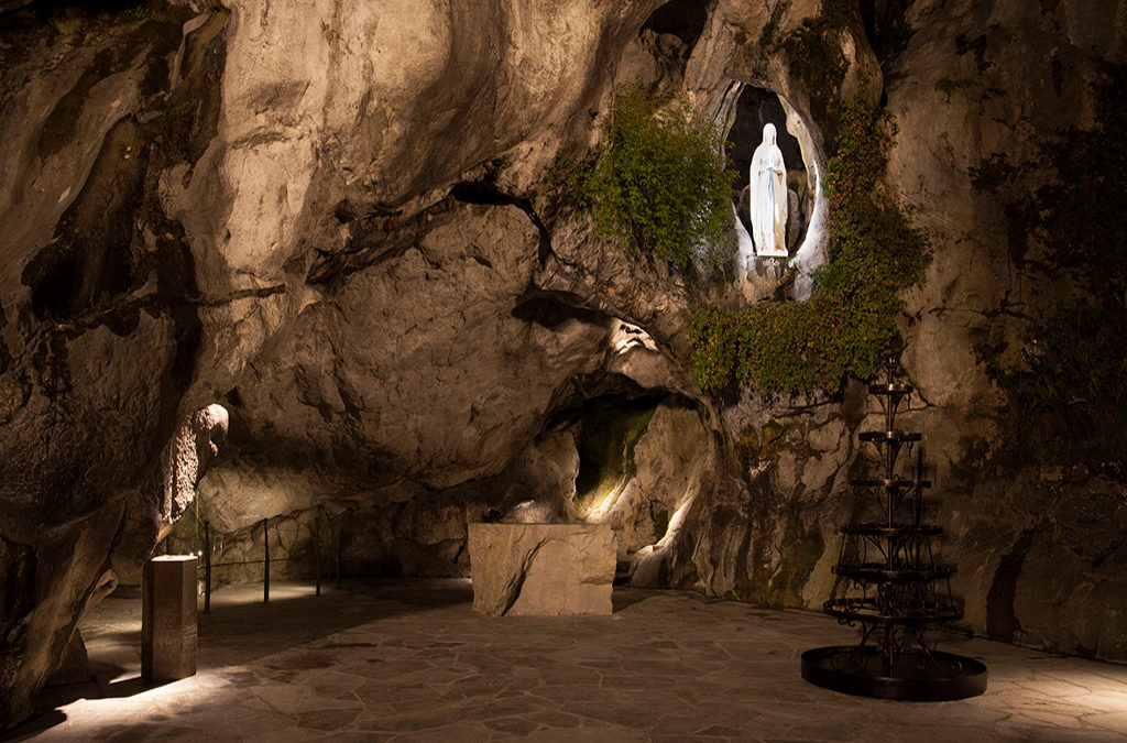 LOURDES – Esplanade de la grotte