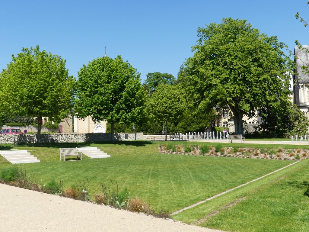 La place des Terrasses à Durtal (49)